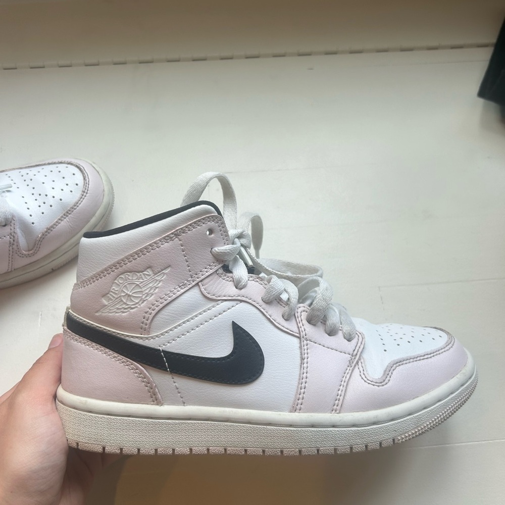 Jordan 1 Mids Barely Rose Women’s